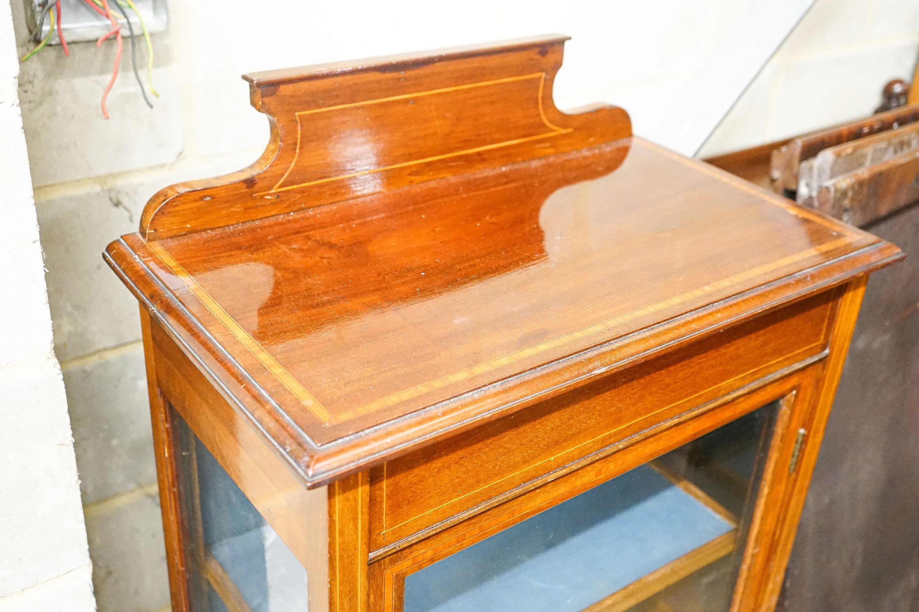 An Edwardian satinwood banded mahogany display cabinet, width 62cm, depth 35cm, height 135cm